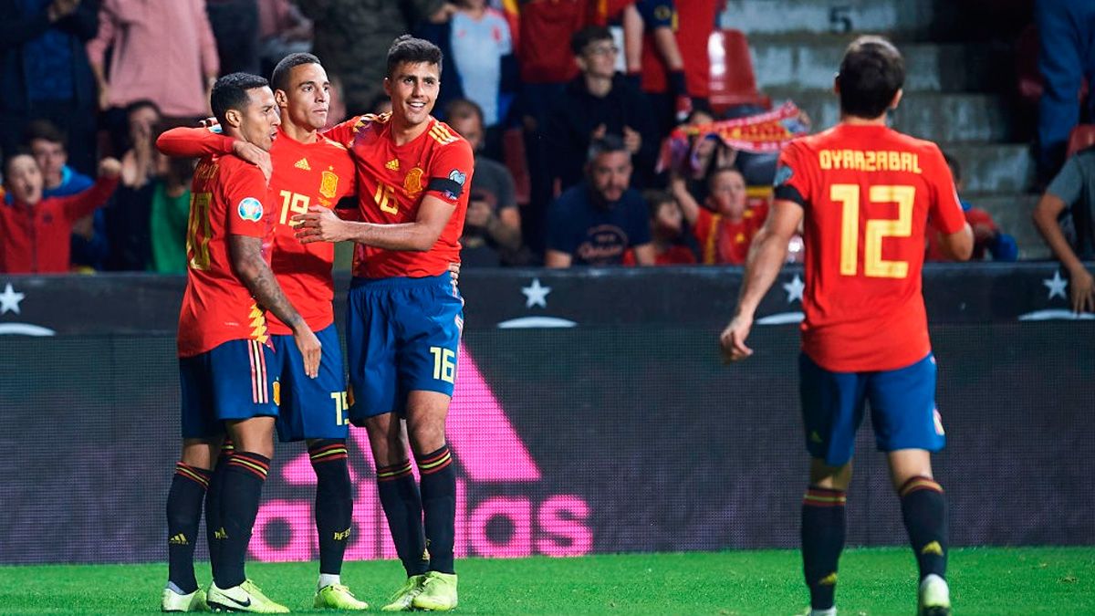 The players of Spain celebrate a goal to Faroe Islands