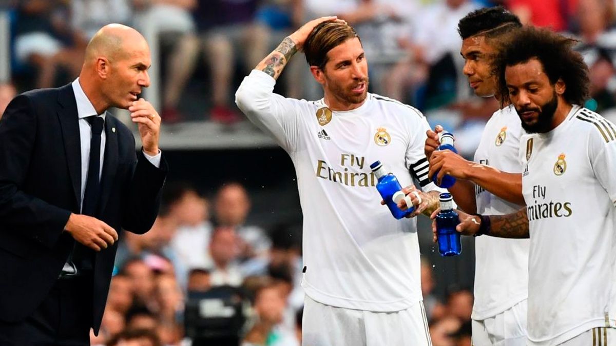 Zinedine Zidane discute con sus jugadores en un partido del Real Madrid