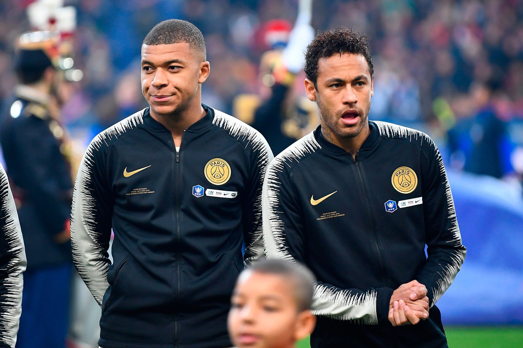 Mbappé y Neymar posan antes de un partido con el PSG