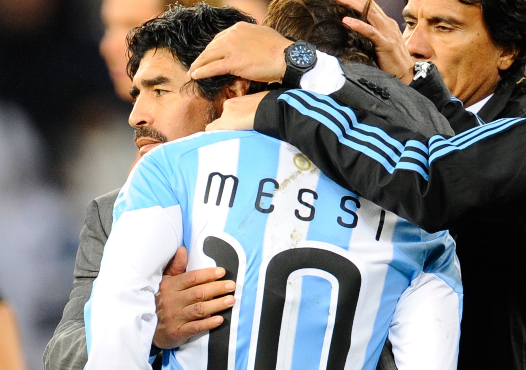 Maradona abraza a Messi después de una derrota