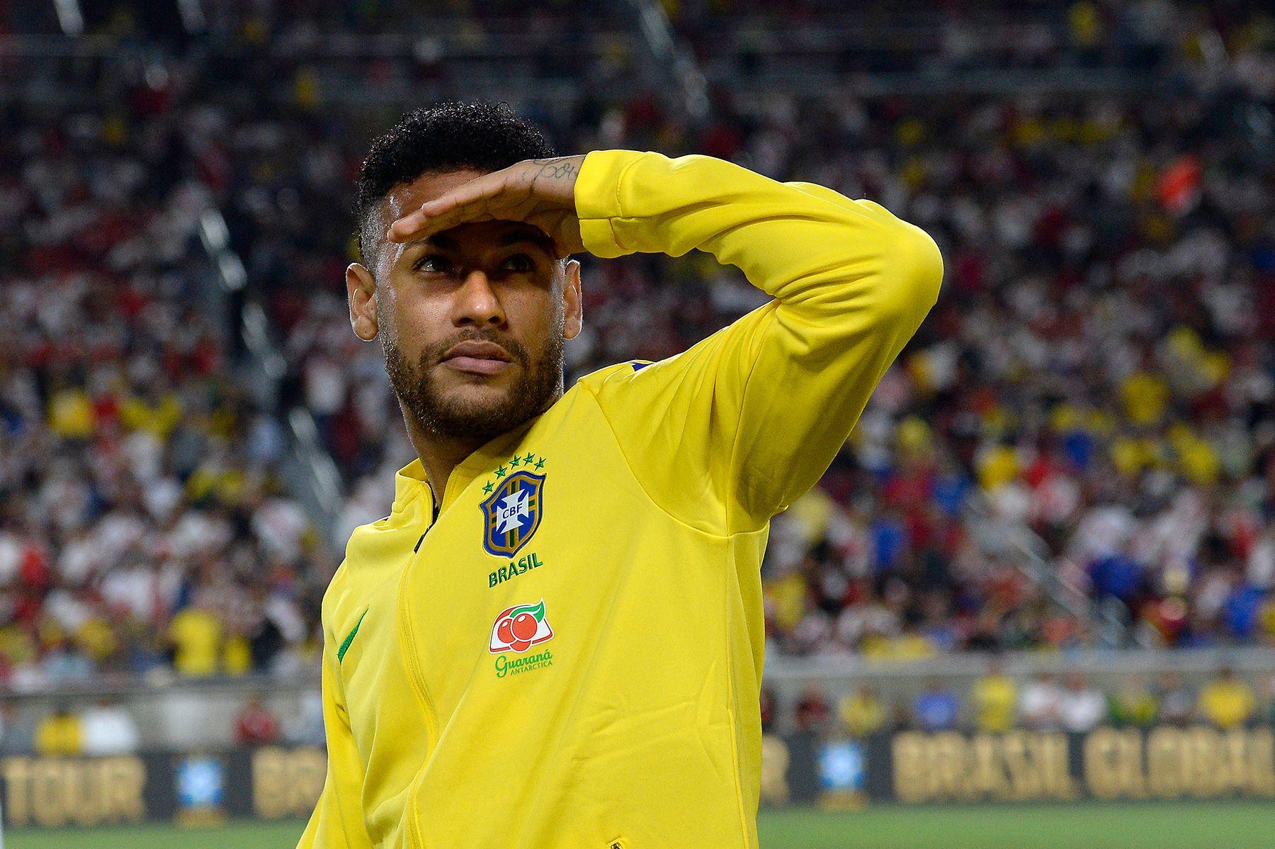 Neymar antes de un partido con Brasil