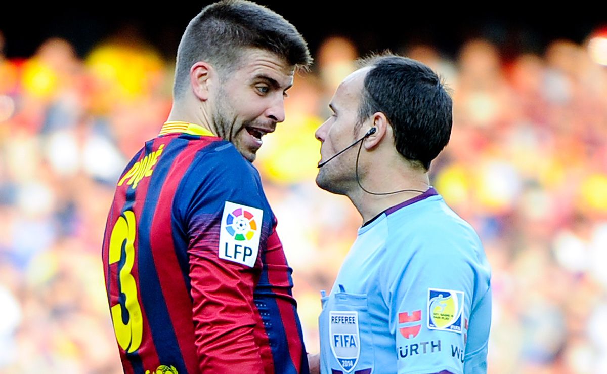 Mateu Lahoz, discutiendo con Gerard Piqué en un partido