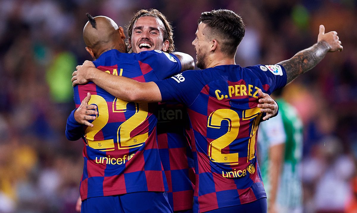 Antoine Griezmann, Arturo Vidal y Carles Pérez, celebrando un gol con el Barça