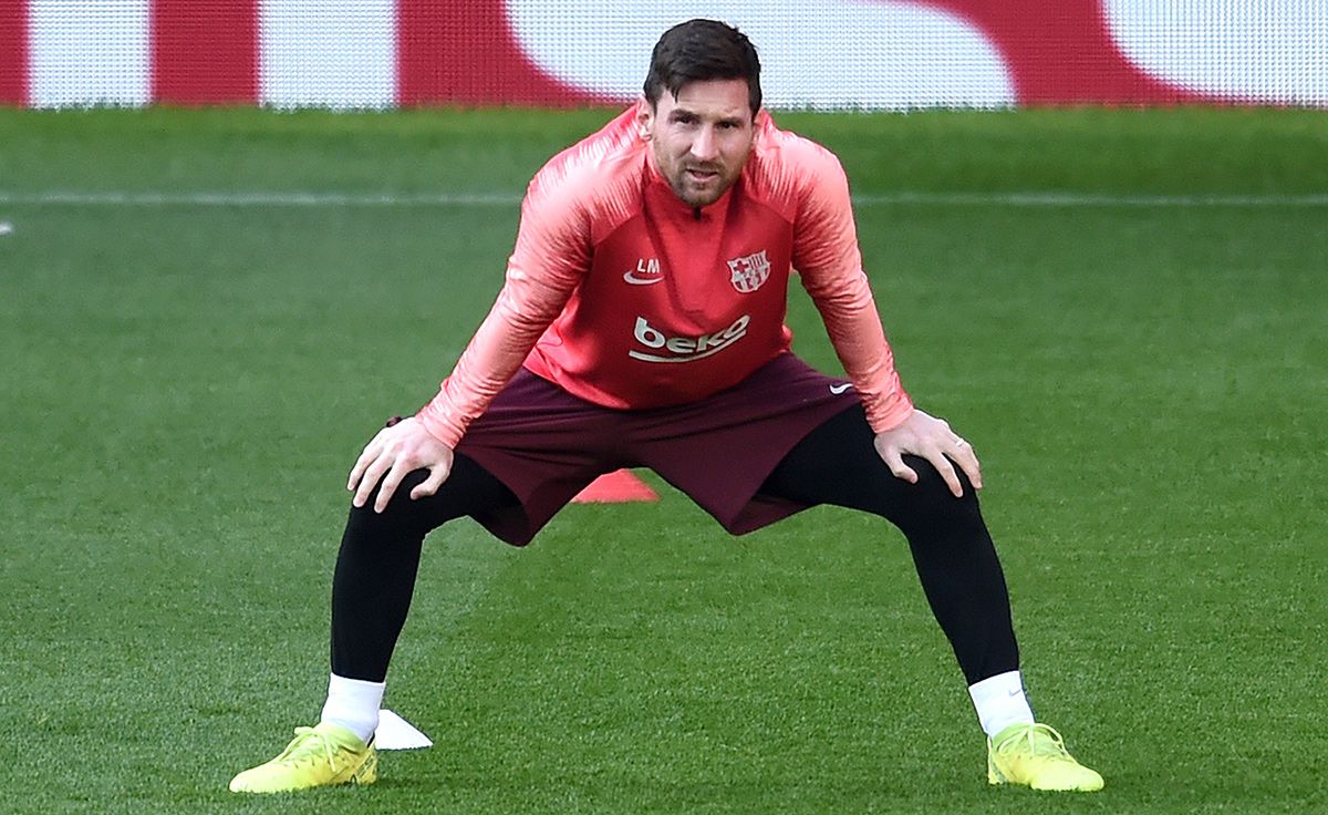 Leo Messi, estirando durante una sesión de entrenamiento con el FC Barcelona