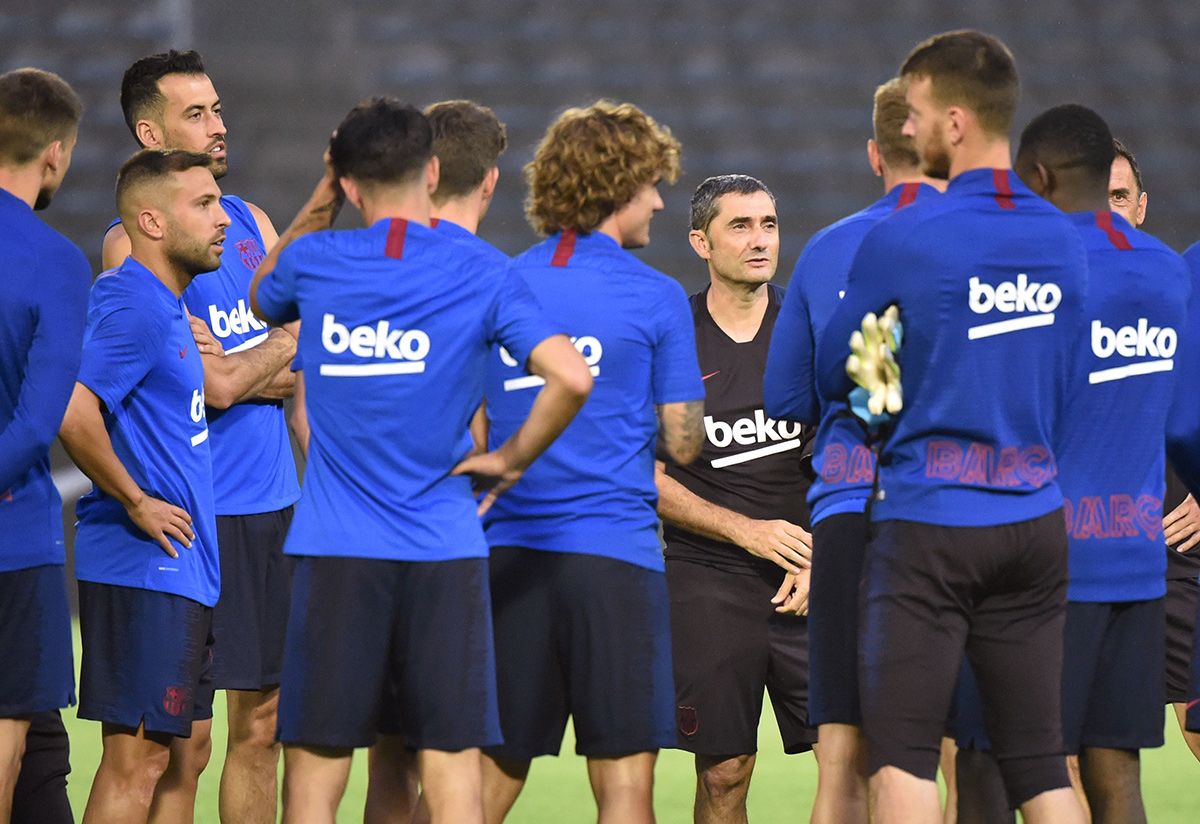 Ernesto Valverde, dando una charla a sus jugadores en un entrenamiento
