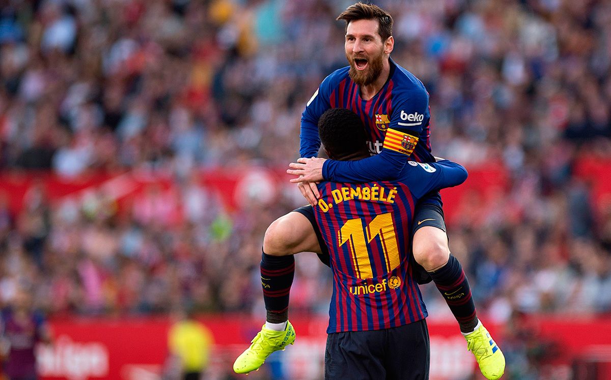 Dembélé and Messi, celebrating a goal with FC Barcelona
