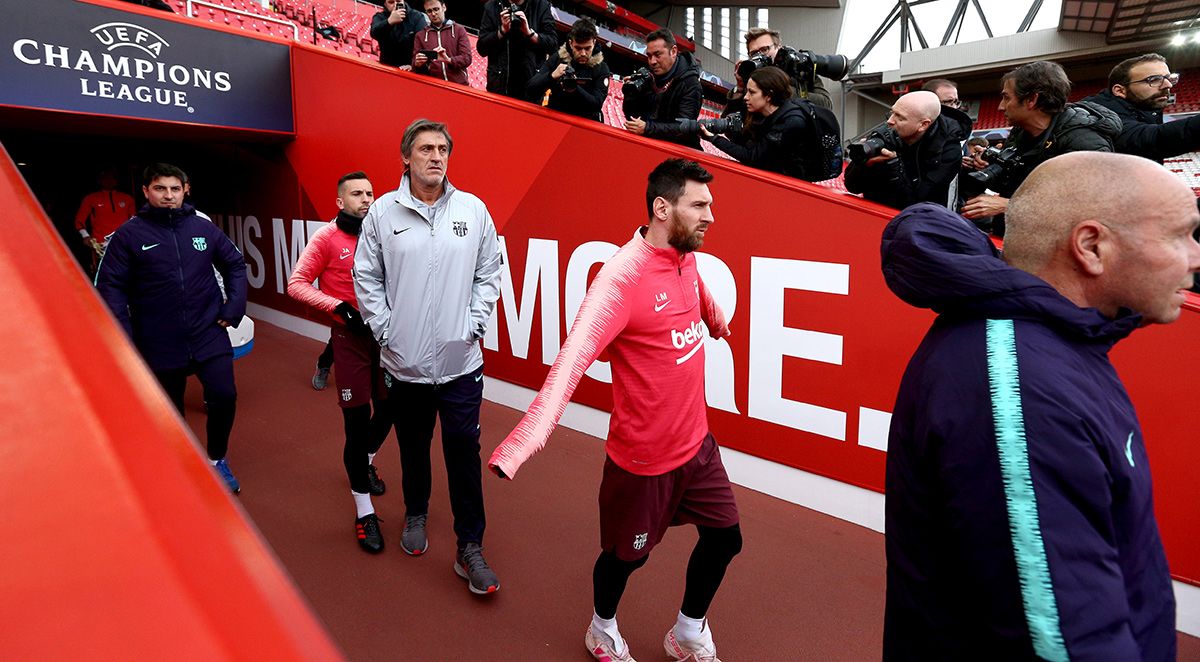 Leo Messi, going out to train before a match of Champions