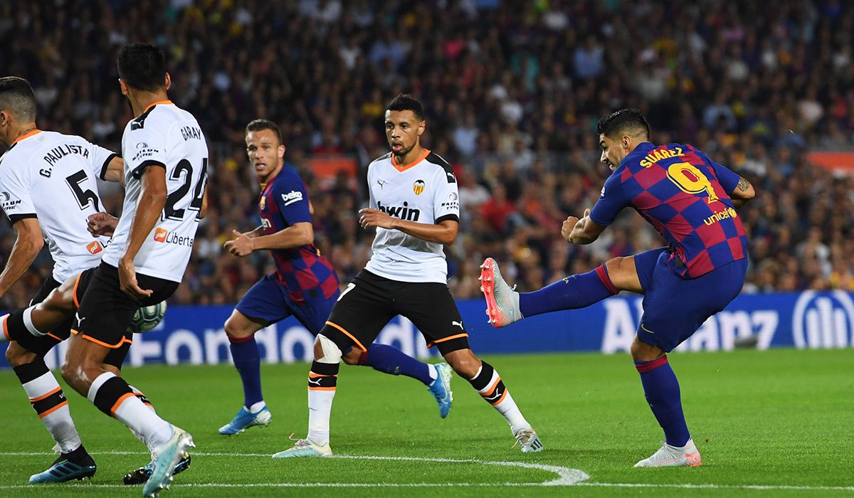 Luis Suárez, marcando un golazo contra el Valencia en el Camp Nou