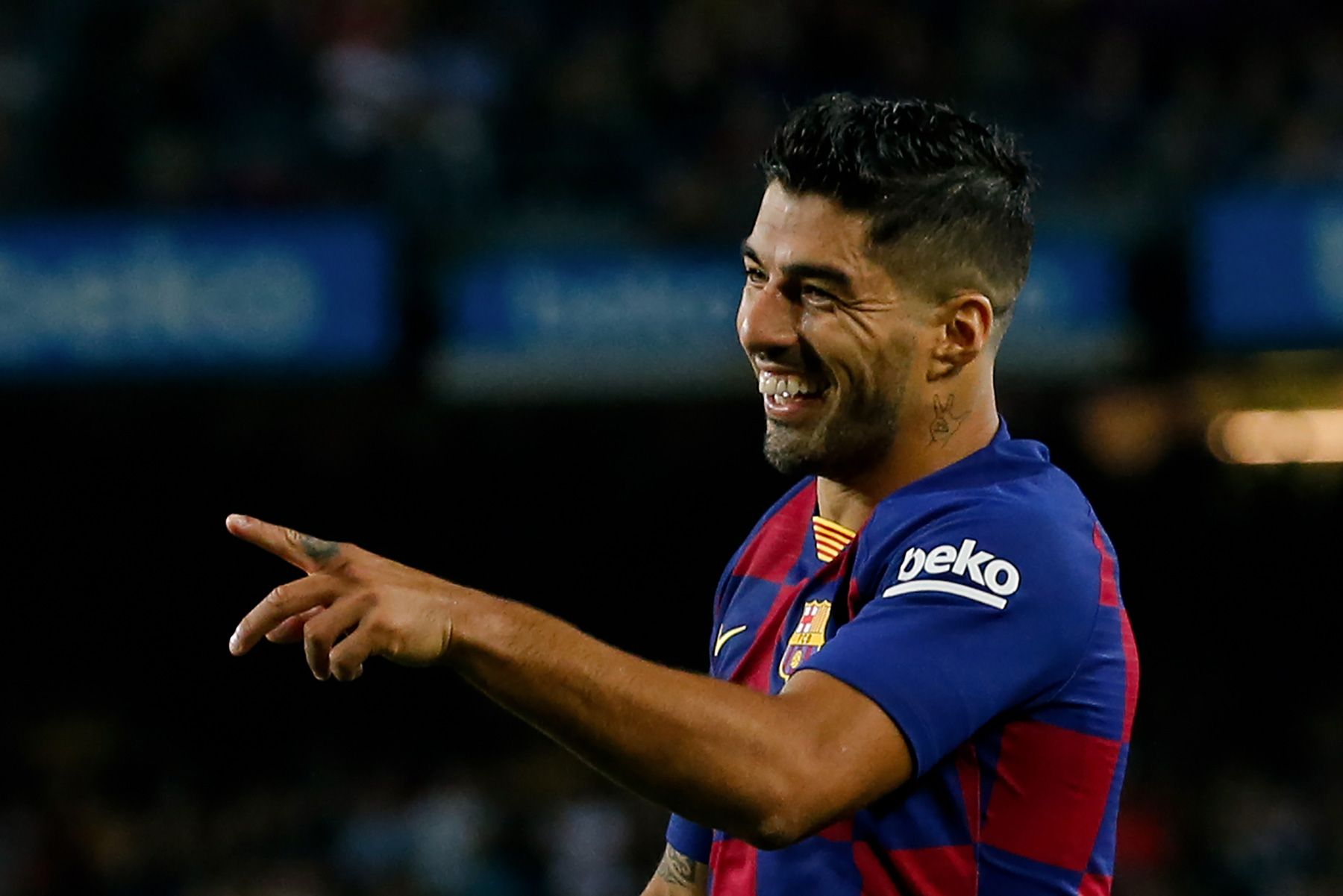 Luis Suárez celebra uno de sus goles contra el Valencia