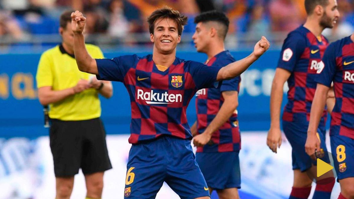 Riqui Puig celebra un gol con el Barça B