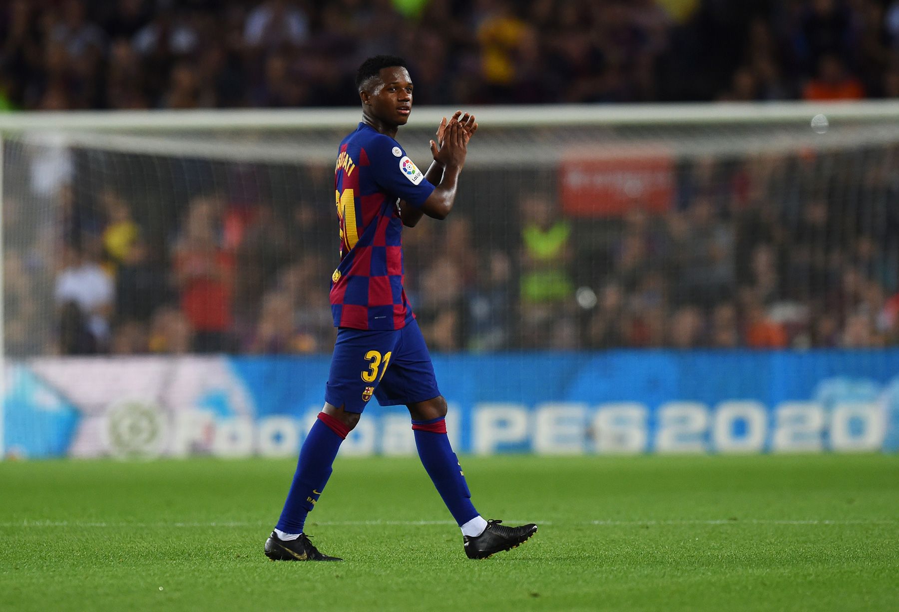Ansu Fati se marcha aplaudido del Camp Nou