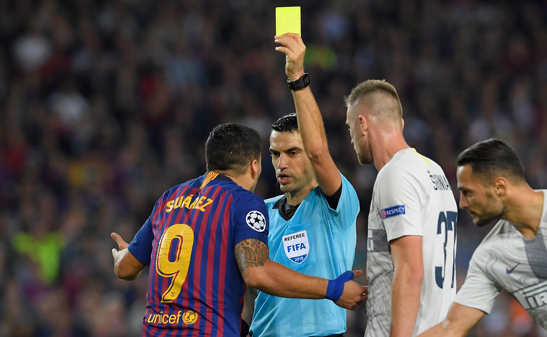 Hategan le saca tarjeta amarilla a Luis Suárez