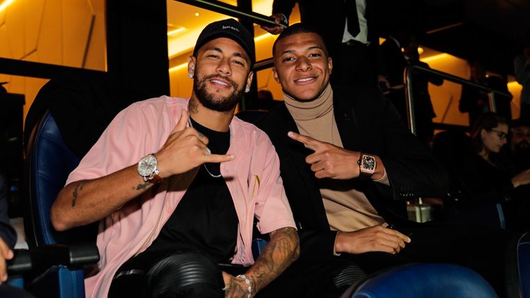 Neymar and Kylian Mbappé in a match of PSG
