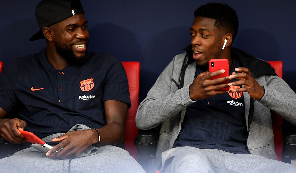 Samuel Umtiti y Ousmane Dembélé, en el banquillo del FC Barcelona