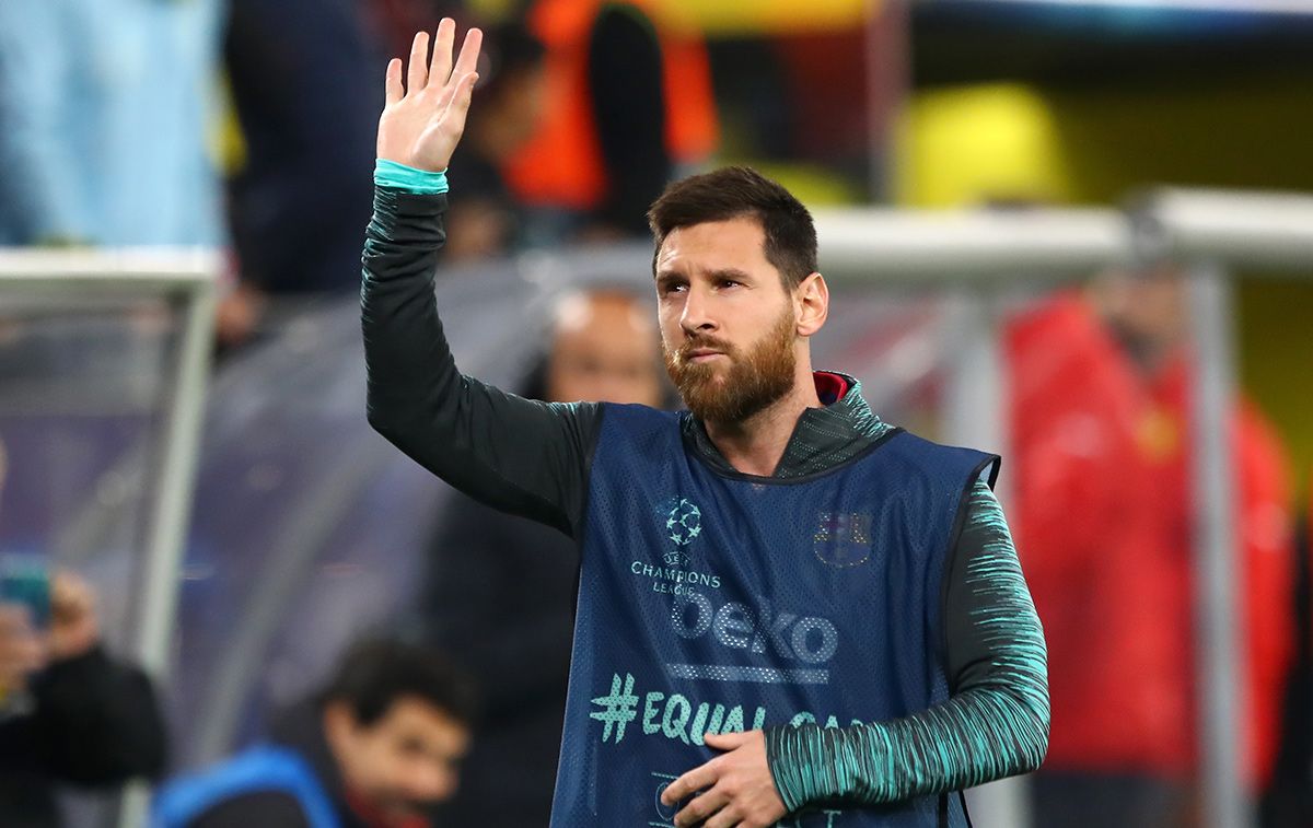 Leo Messi, calentando antes de ingresar sobre el césped en Dortmund