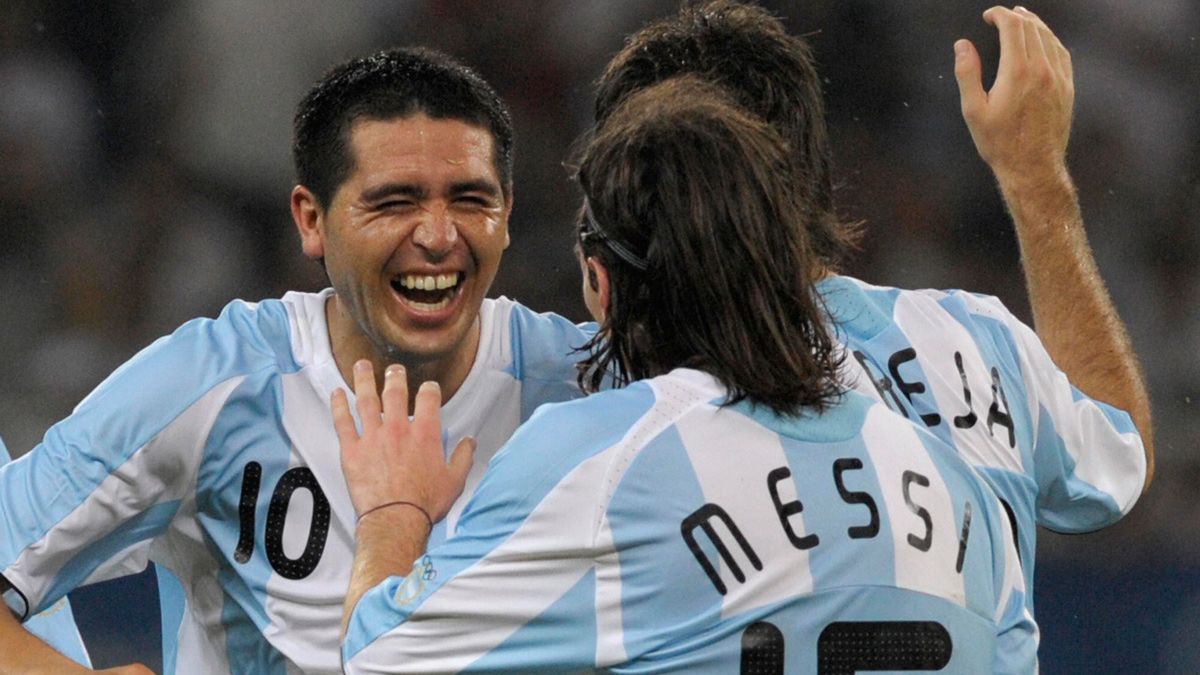 Juan Román Riquelme y Leo Messi celebran un gol de Argentina