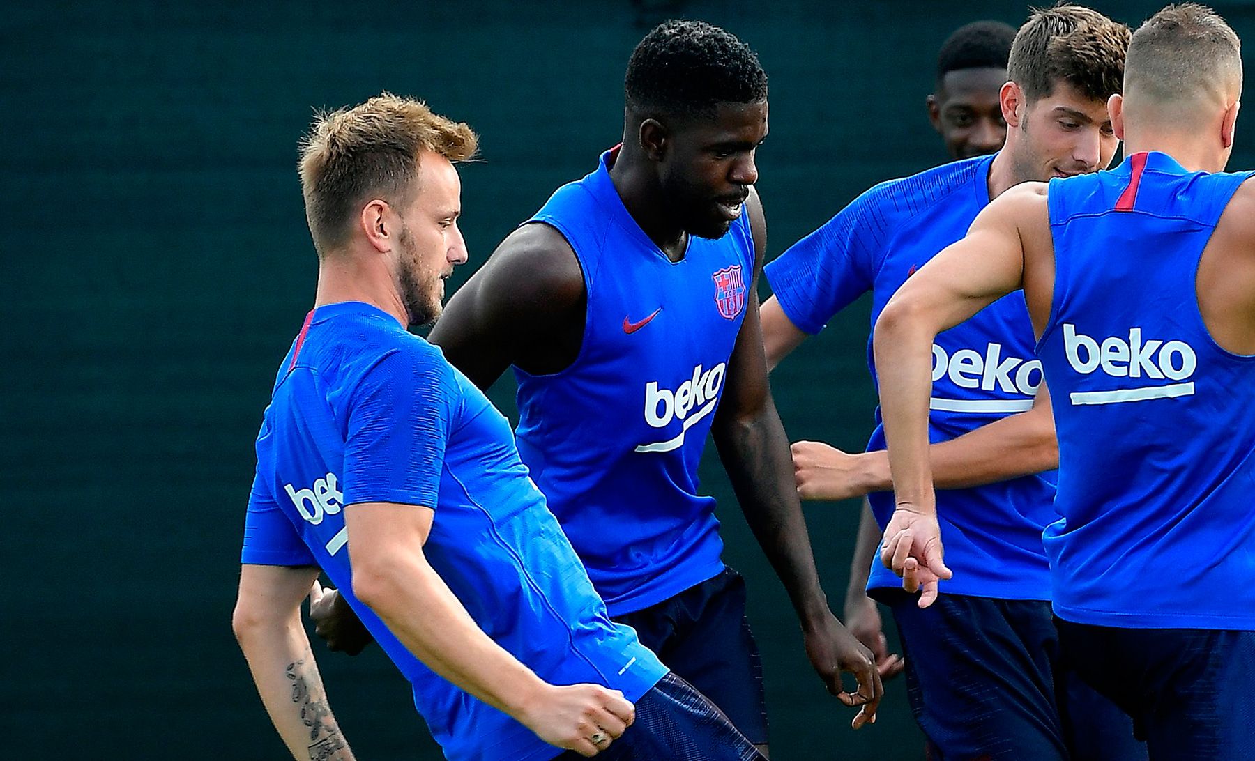 Rakitic y Umtiti en un entrenamiento con el Barcelona