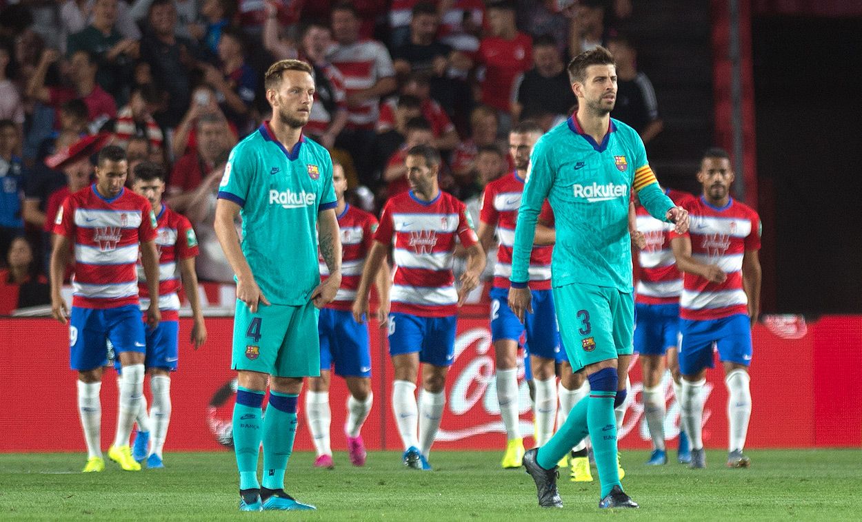 Piqué and Rakitic, regretting the goal received against Granada