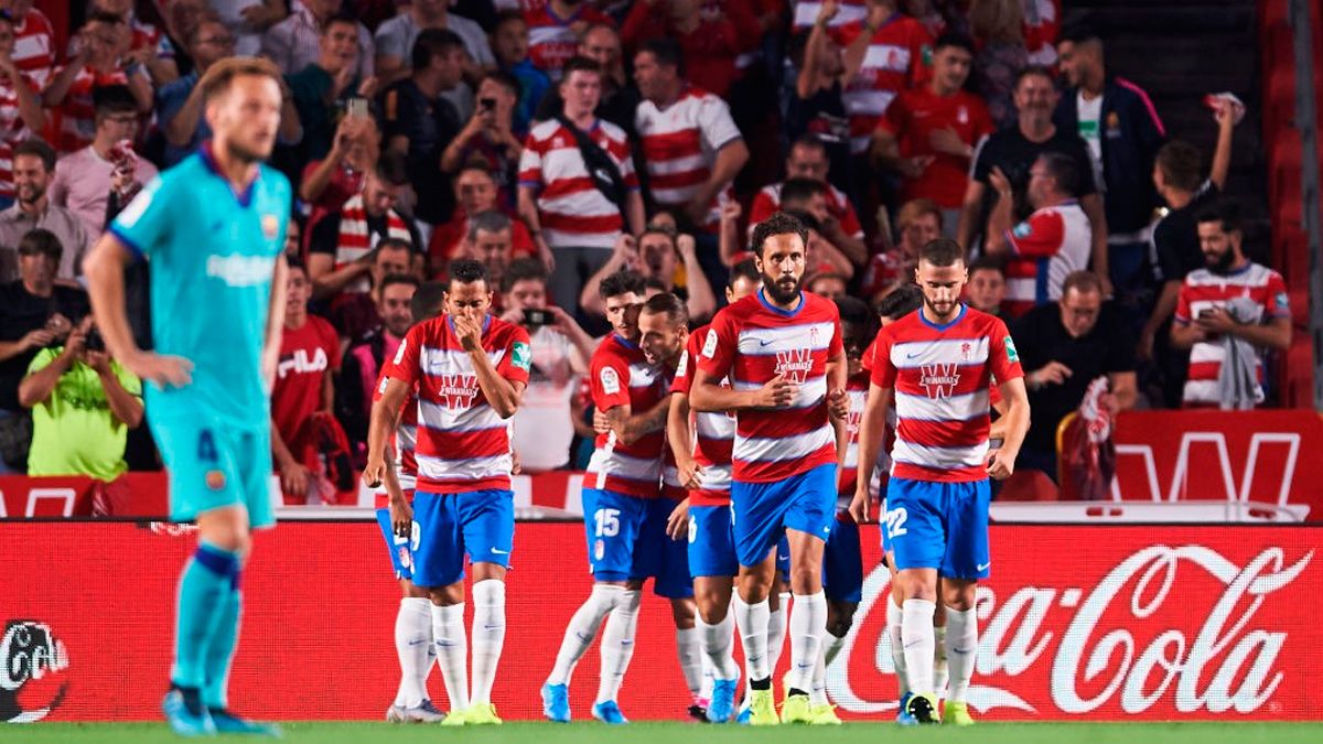 The players of Granada celebrate a goal in Los Cármenes