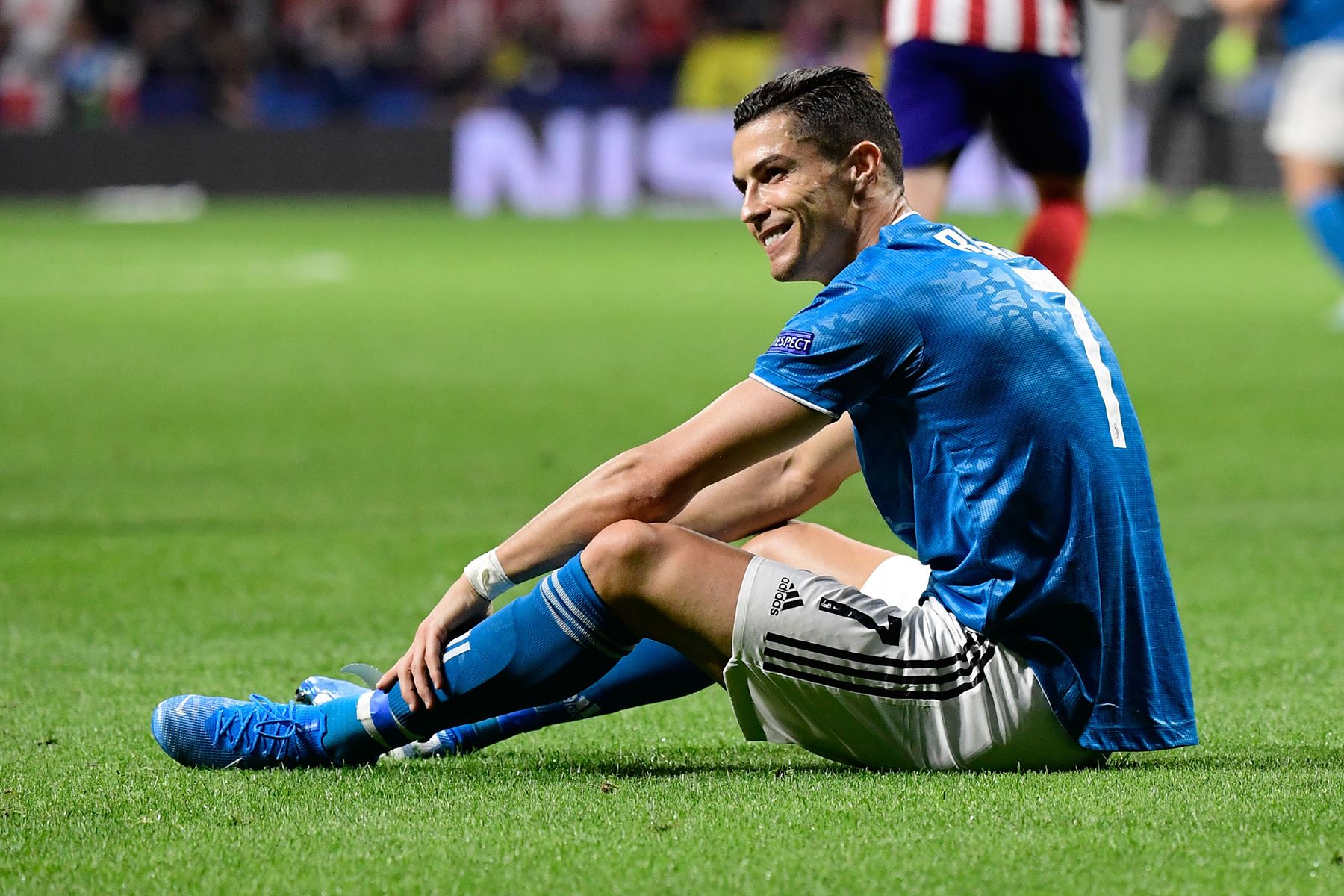 Cristiano Ronaldo tirado en el suelo en un partido