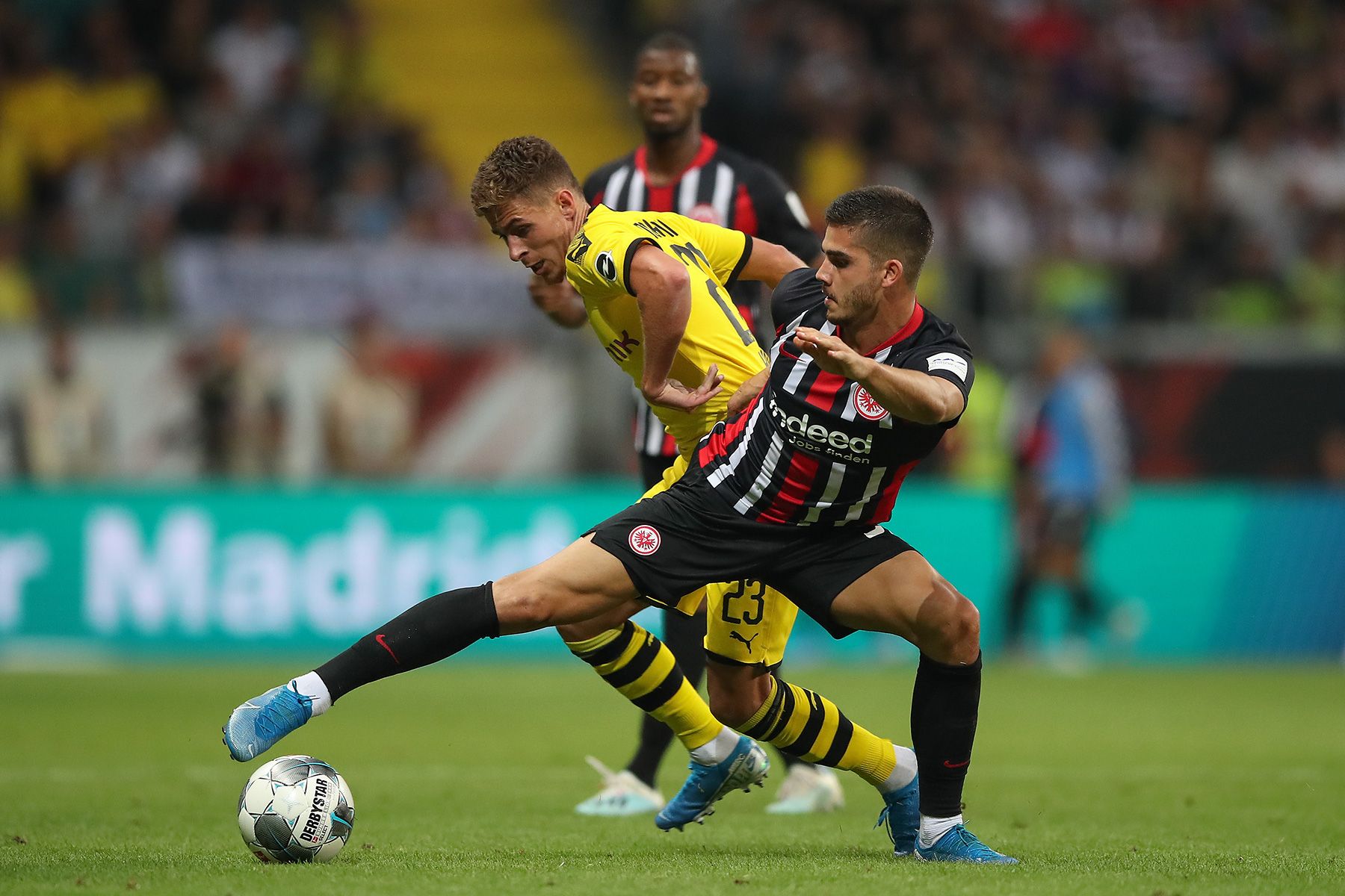 Hazard y André Silva luchan por una pelota