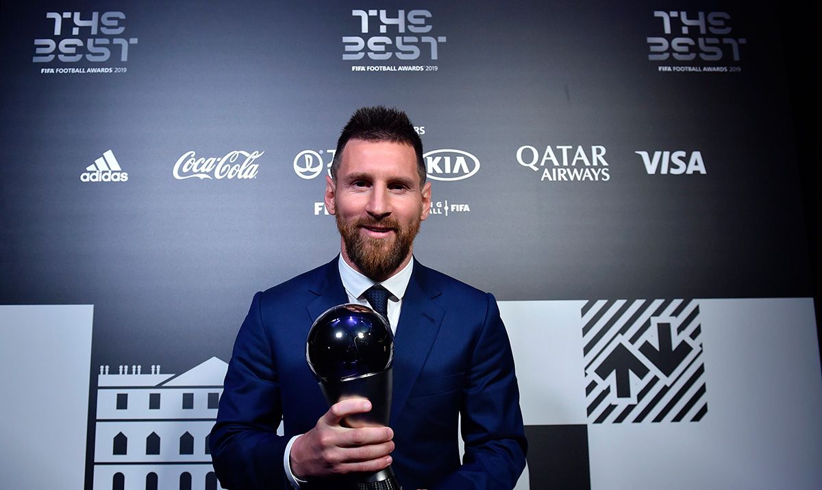 Leo Messi, with the FIFA The Best Award 2019 in his hands