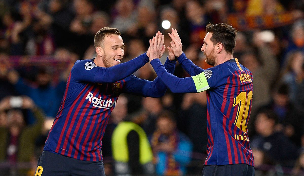 Arthur, celebrando con Messi un auténtico golazo