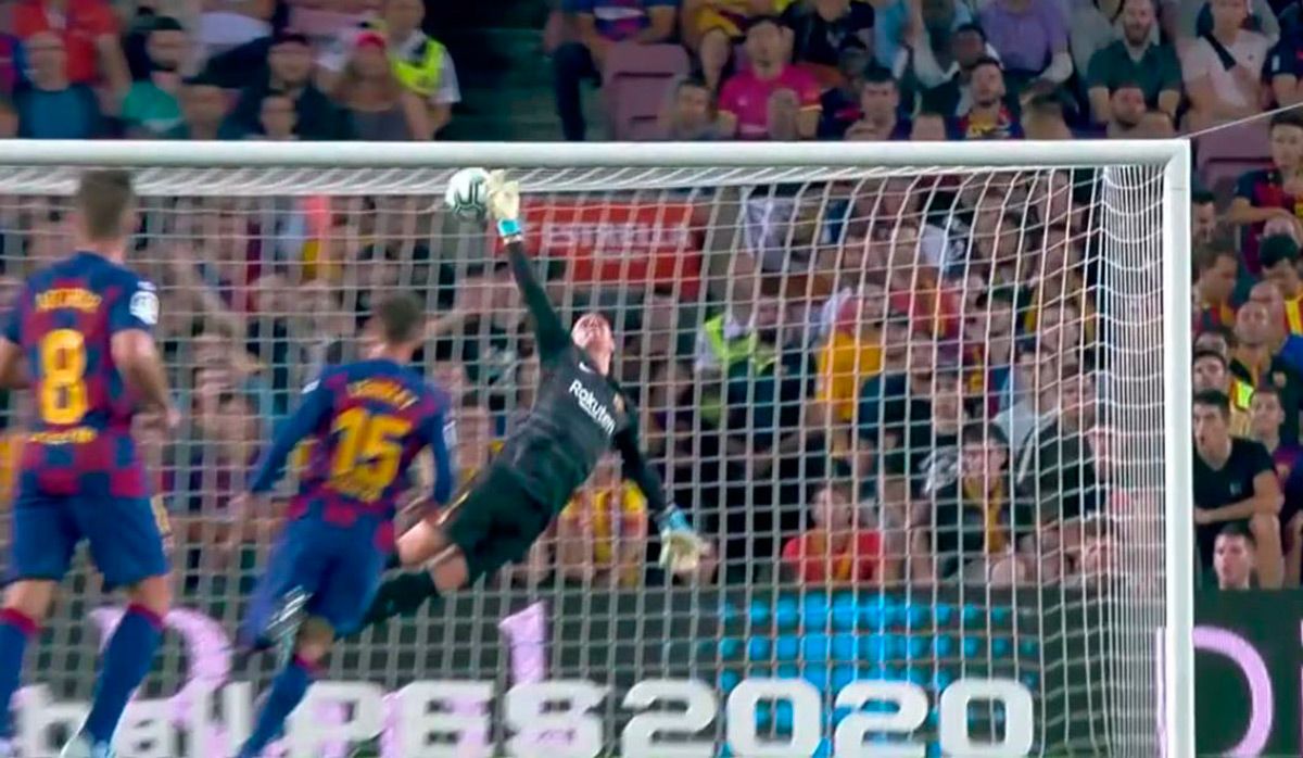Ter Stegen, portero del Barcelona, intenta impedir un gol