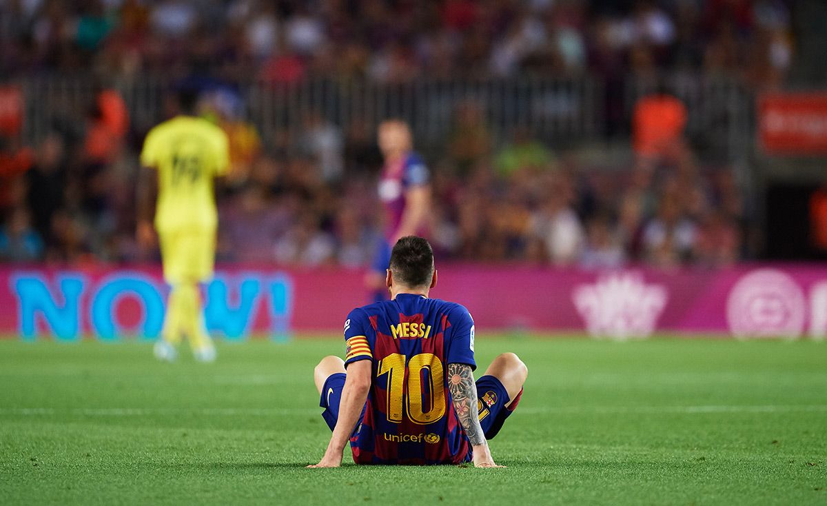 Leo Messi, tirado sobre el césped del Camp Nou con molestias