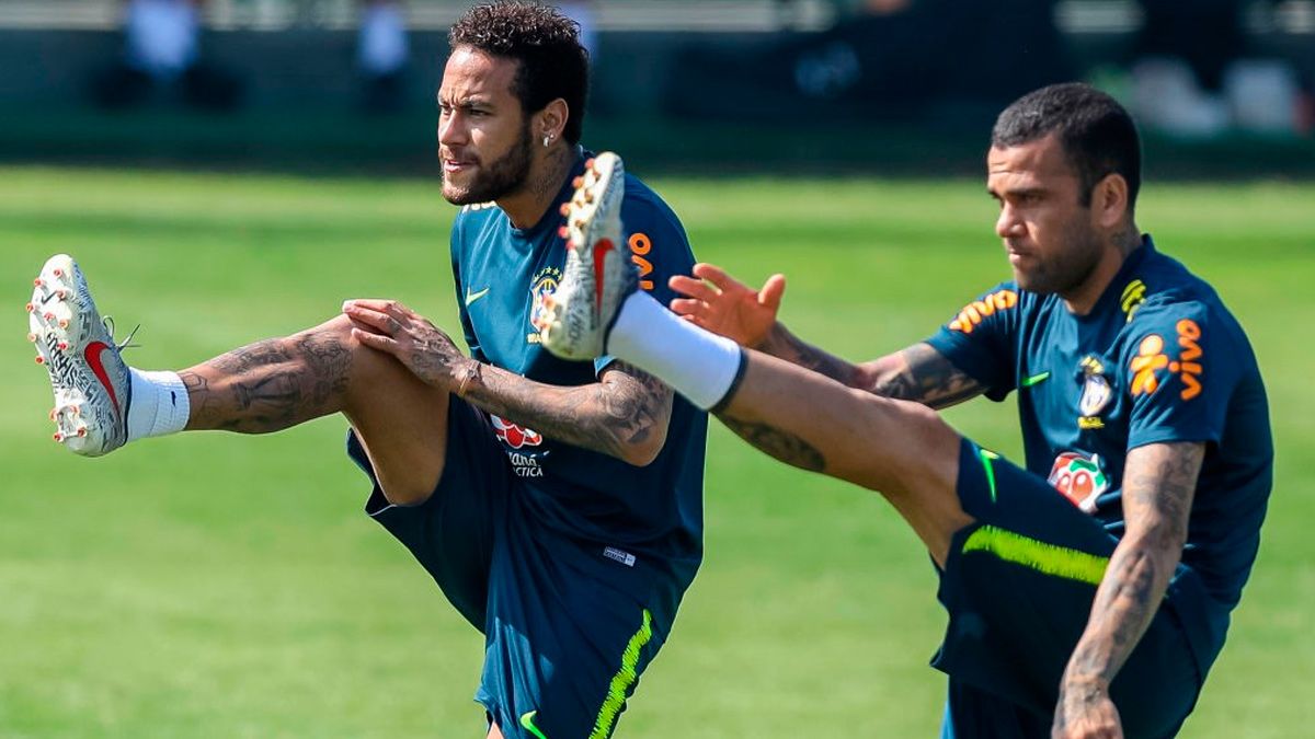 Neymar and Dani Alves in a training session of the Brazil national team