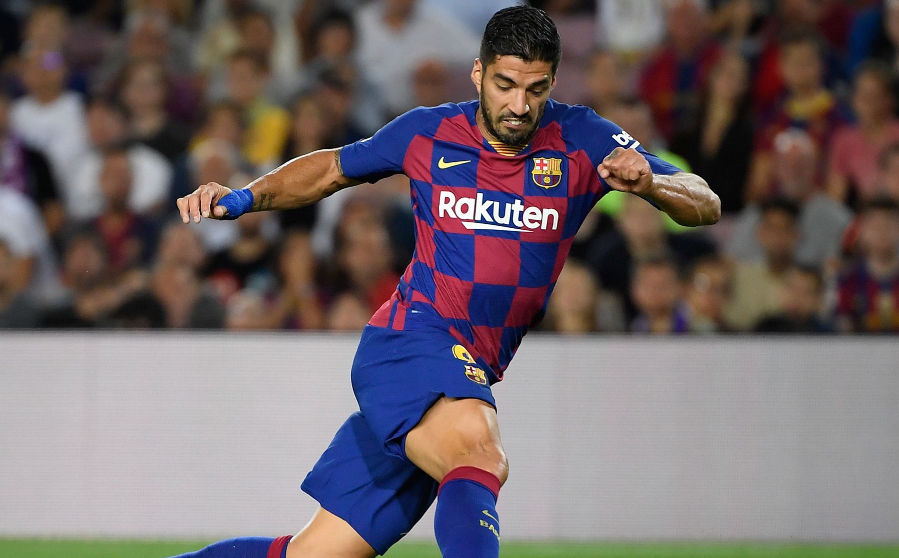 Luis Suárez intenta marcar gol contra el Villarreal