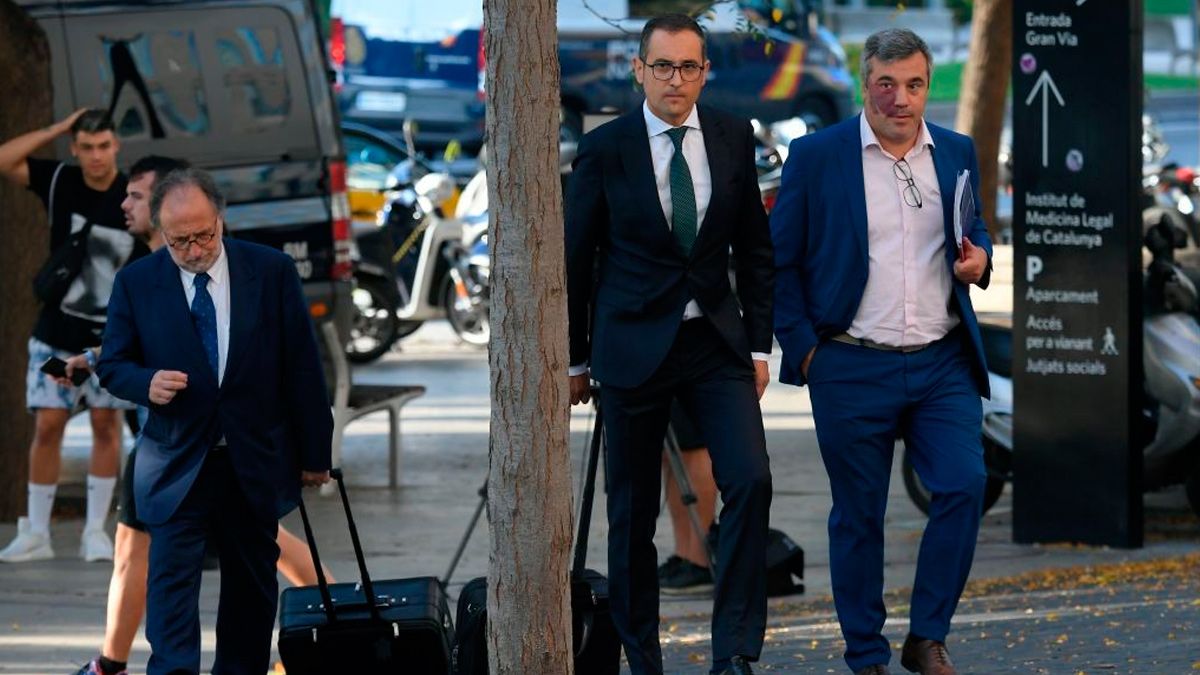 The lawyers of Neymar in his way to the trial with Barça