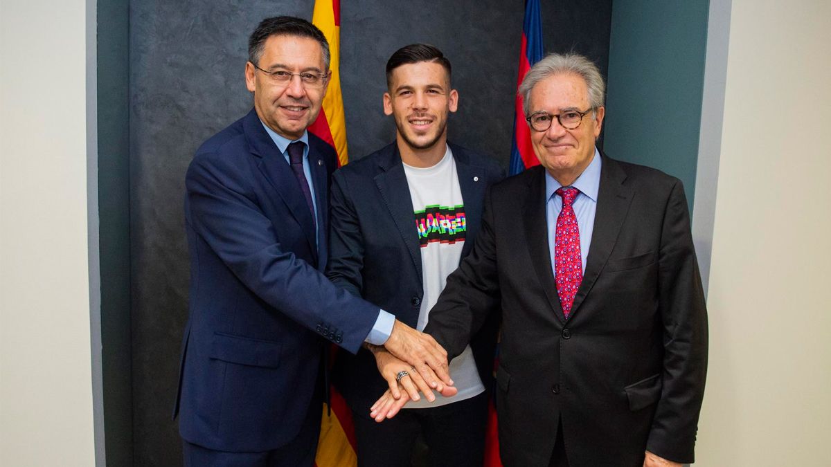 Carles Pérez en el acto de su renovación con el FC Barcelona | FCB