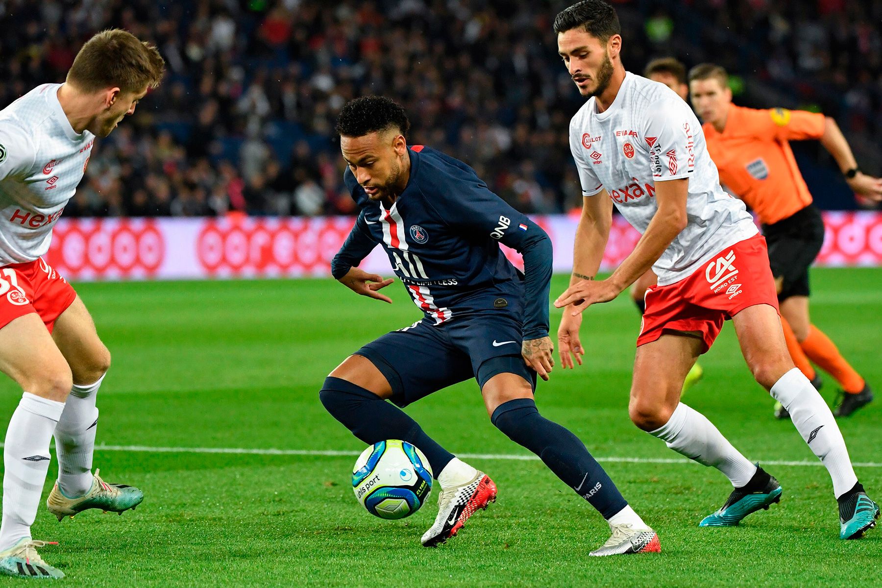 Neymar Jr Dribbles in a party with the PSG