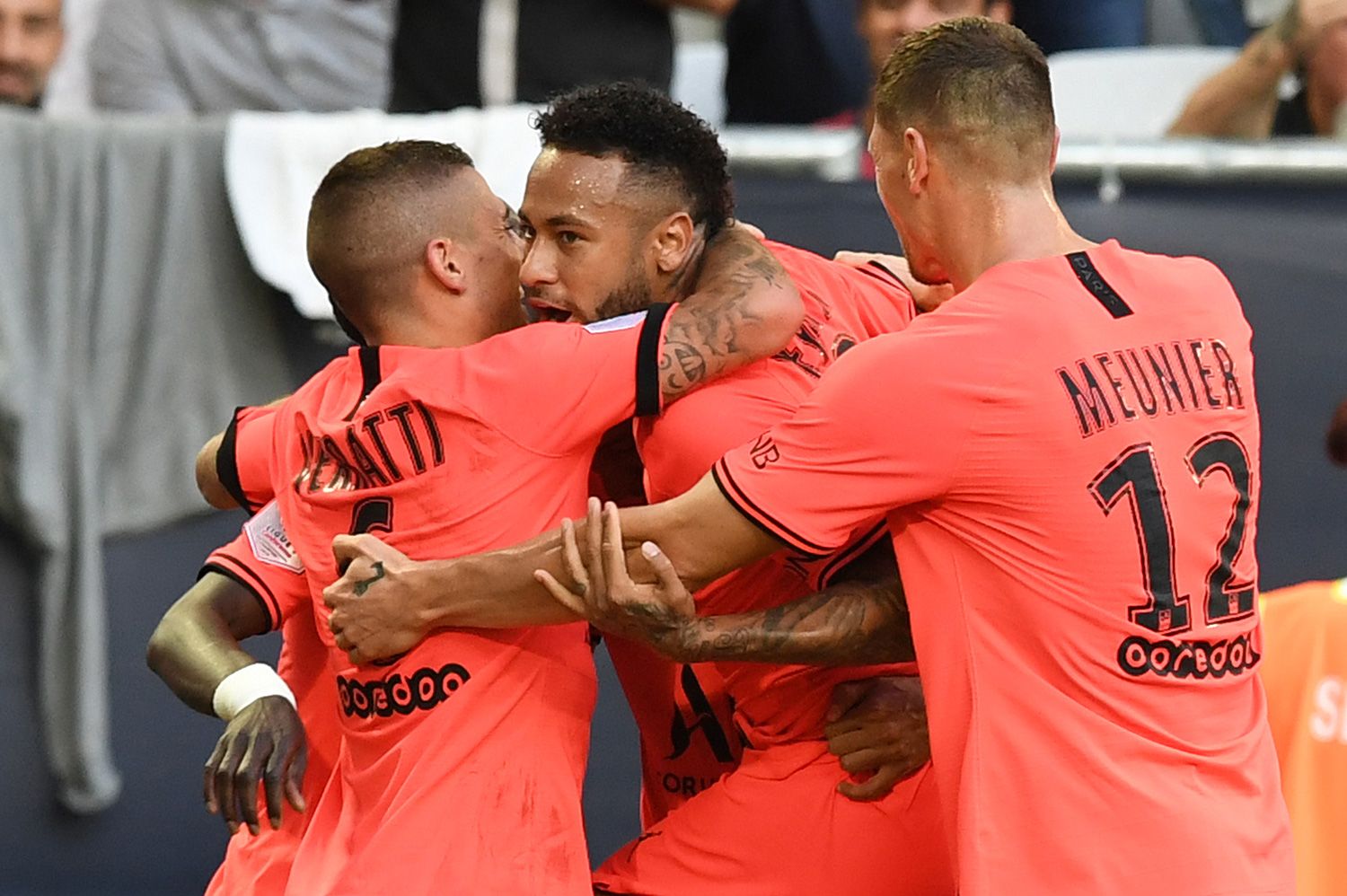 The players of the PSG celebrate the goal of Neymar
