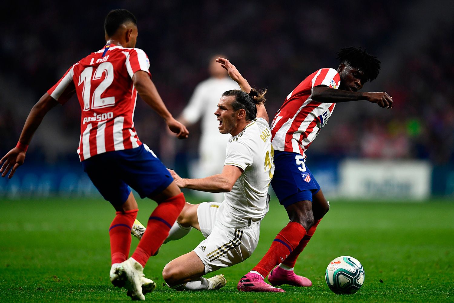 Bale, Lodi y Thomas disputan un balón en el 'derby'