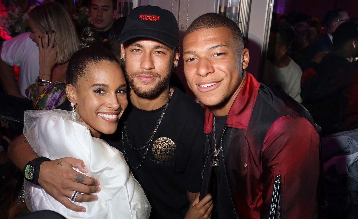 Neymar Jr and Kylian Mbappé, posing with Cindy Bruna