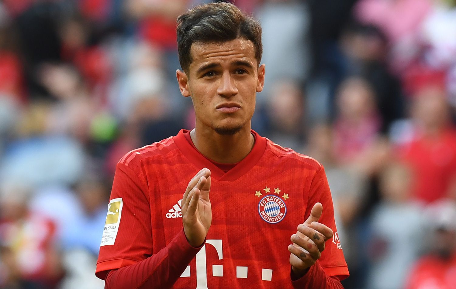 Coutinho aplaude antes de un partido con el Bayern