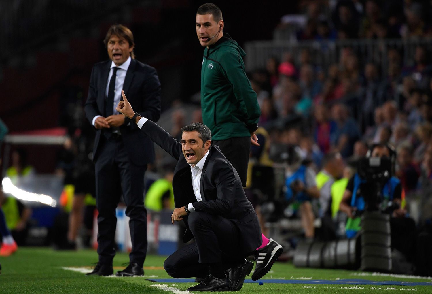 Valverde Gives instructions to his players