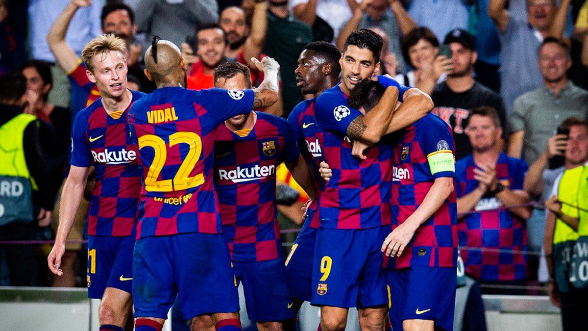 The players of Barça celebrate a goal in the Champions League