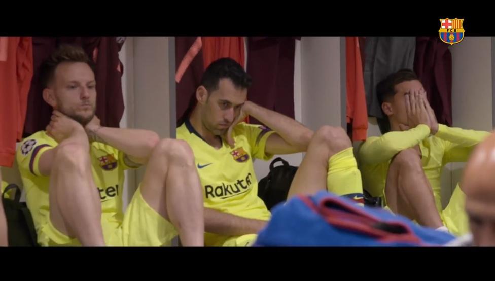 Busquets y el resto de jugadores, desolados tras el Liverpool-Barça