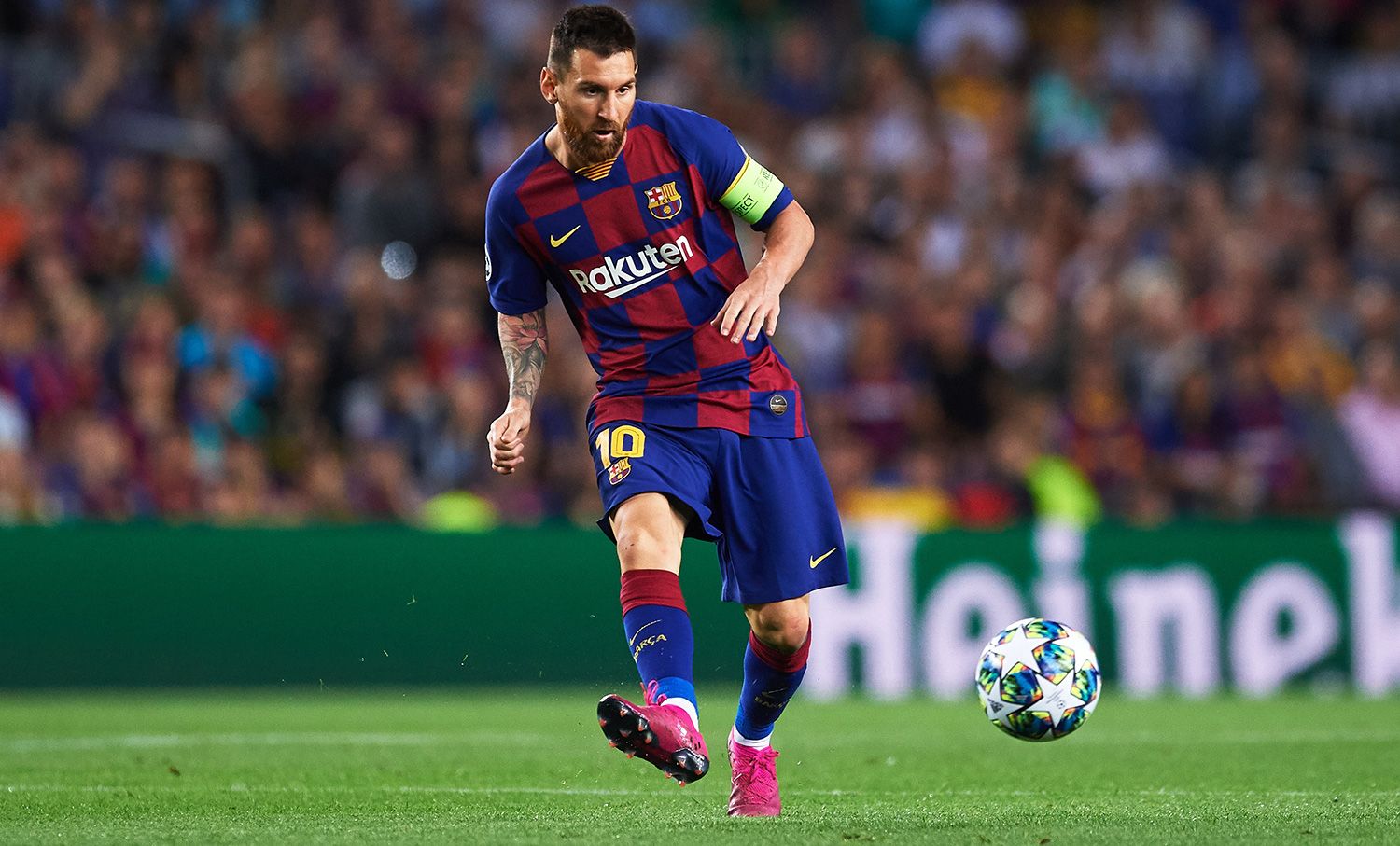 Leo Messi looks for to a mate in the Barça-Inter