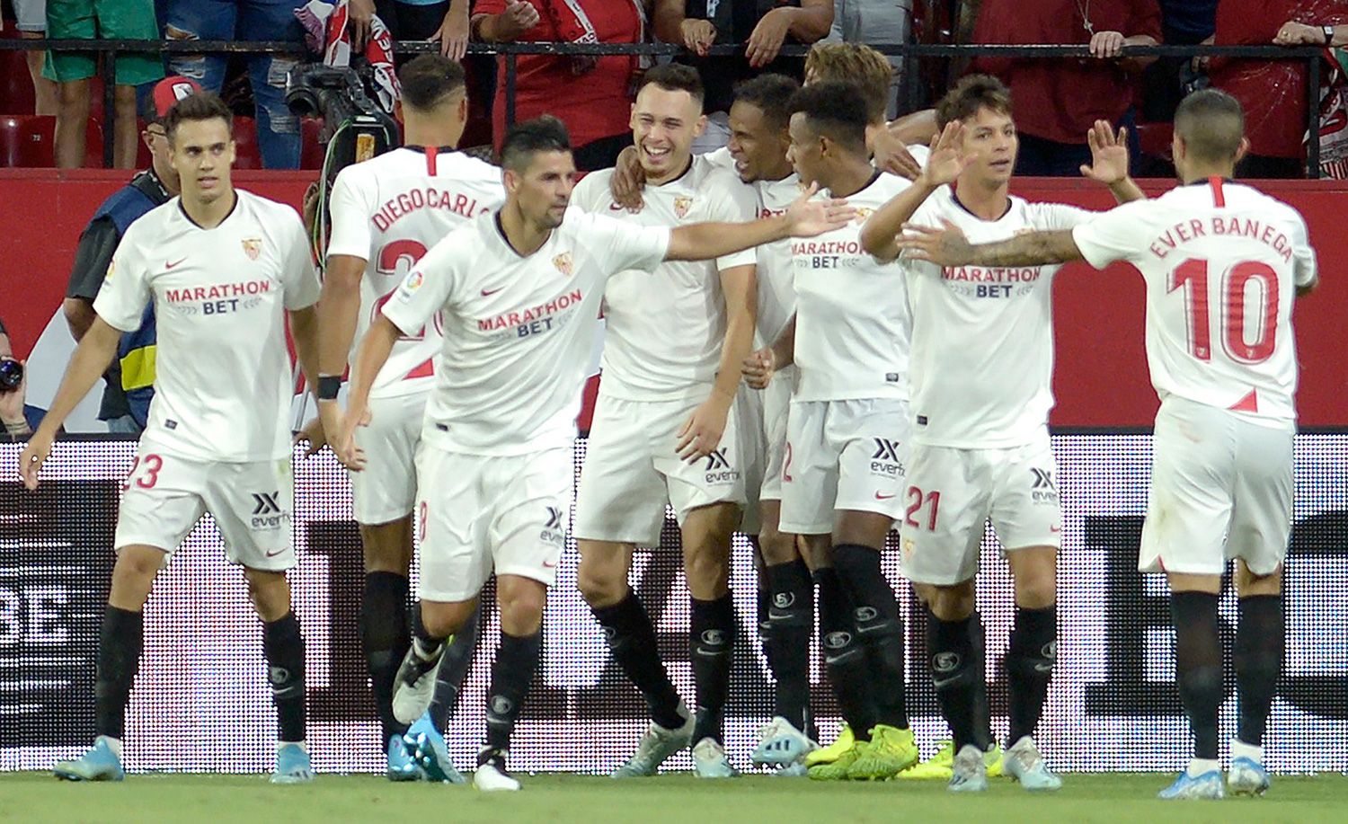 The players of the Seville celebrate a goal