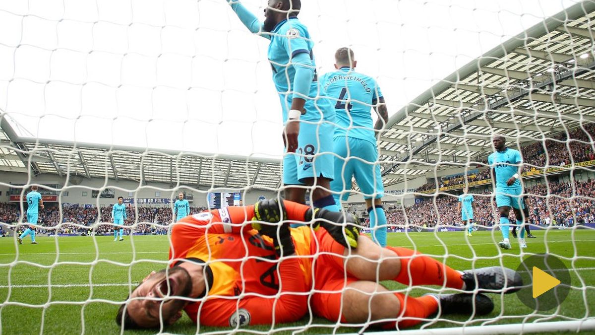 Hugo Lloris reactos to an injury in a match of Tottenham
