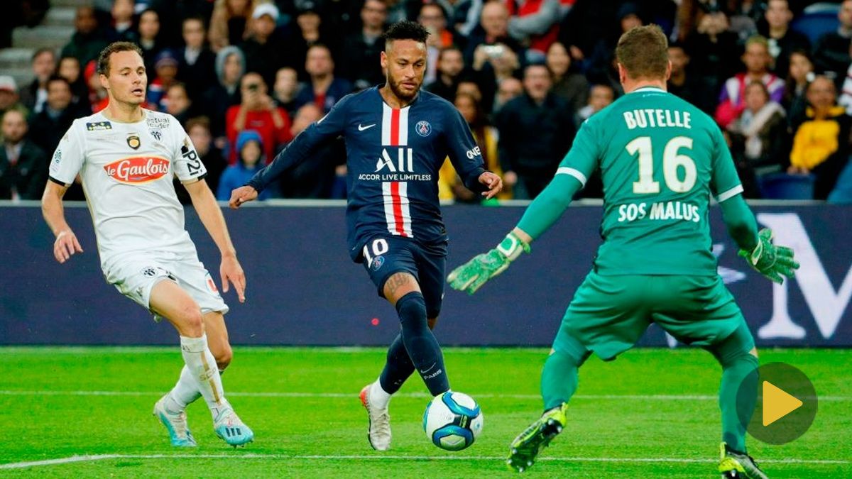 Neymar en un partido con el PSG en la Ligue 1