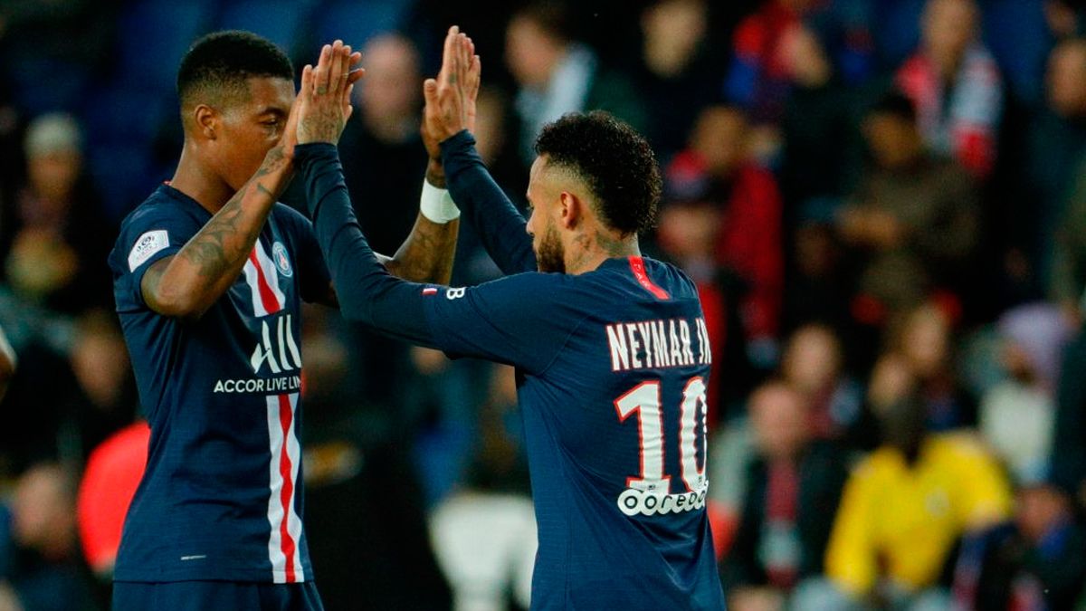 Neymar celebrates a goal with PSG in the Ligue 1
