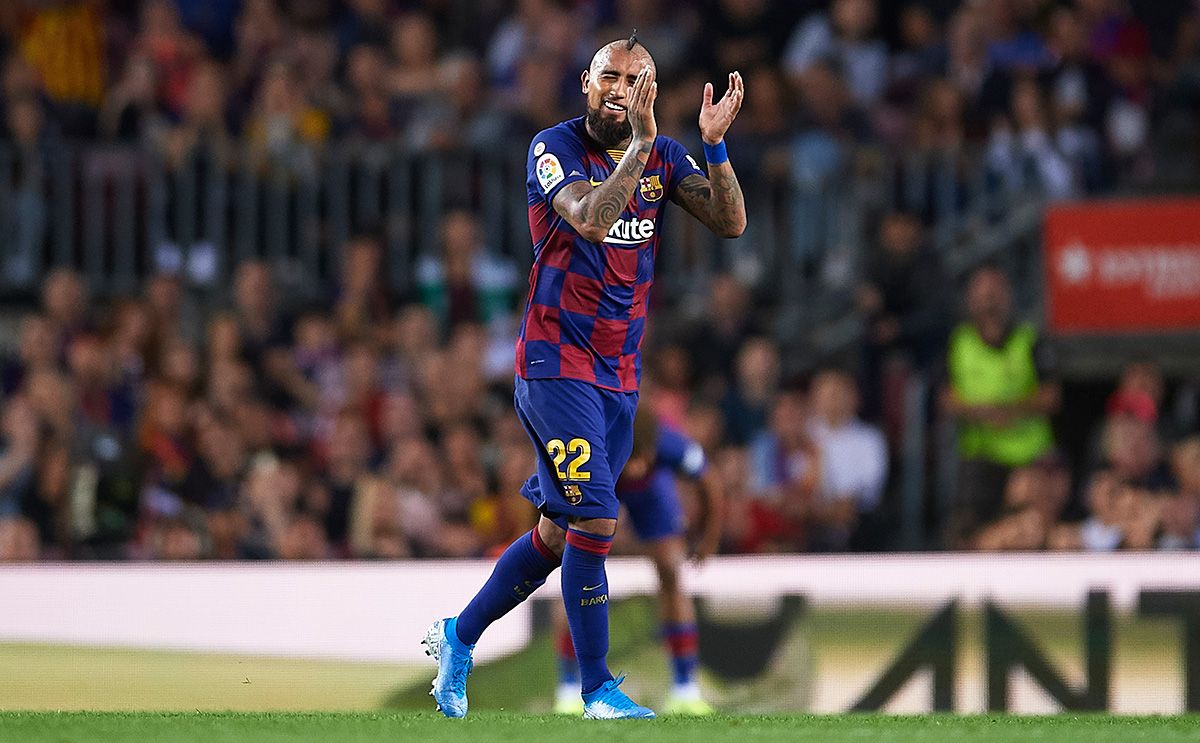 Arturo Vidal, receiving an ovation of the Camp Nou