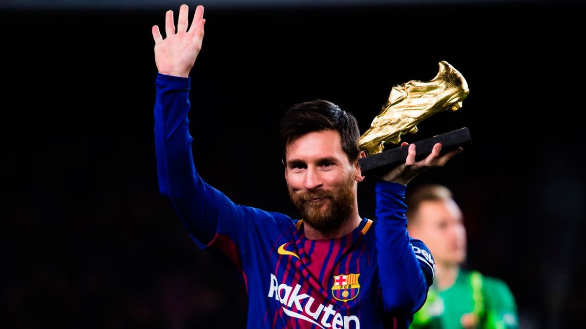 Leo Messi offers the Golden Boot to the FC Barcelona fans