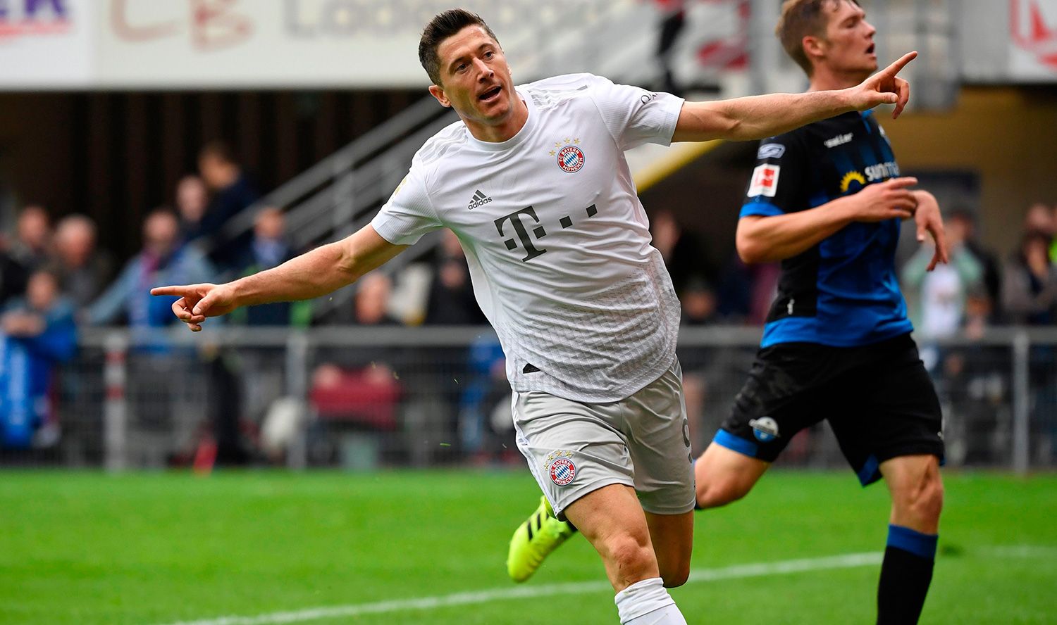 Lewandowski Celebrates a goal with the Bayern