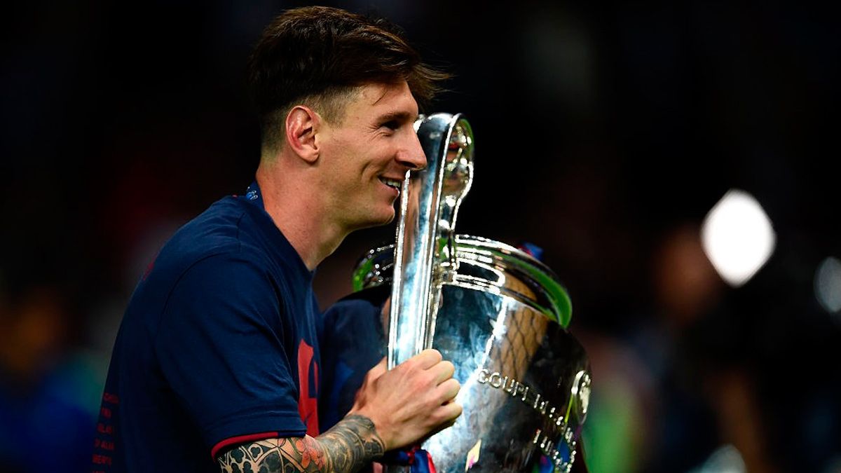 Leo Messi poses with the Champions League trophy